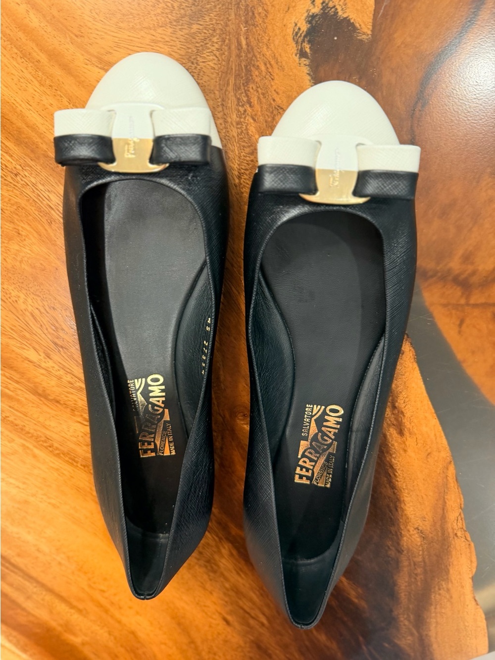 Salvatore Ferragamo Varina Bicolor Ballet Flats w Bow Black/White Size 8.5M GUC - Picture 16 of 17
